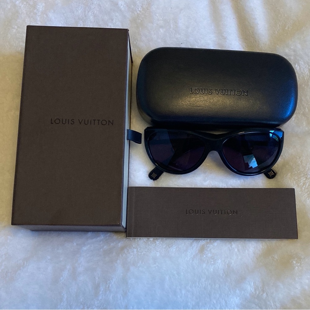 Louis Vuitton Cat eye flore sunglasses black
